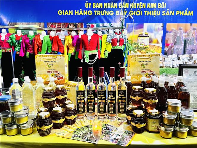 Trong ảnh: Mật ong rừng Hợp Tiến, huyện Kim Bôi và các sản phẩm sản xuất từ mật ong (nến sáp ong, rượu mật ong) có mặt ở hàng trăm hội chợ trong nước. Ảnh: Vũ Hà. TTXVN