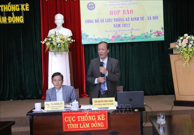 Trong ảnh: Ông Nguyễn Công Thạnh, Quyền Cục trưởng Cục Thống kê tỉnh Lâm Đồng, trả lời câu hỏi của phóng viên các cơ quan báo chí. Ảnh: Chu Quốc Hùng - TTXVN
