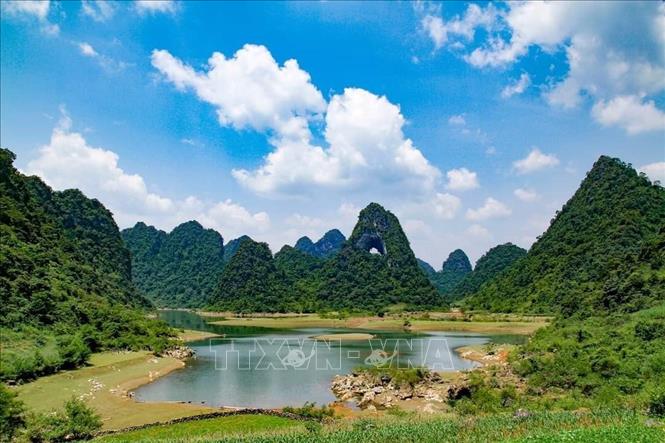 Trong ảnh: Mùa hè, nước ngập tràn dưới thung lũng, tạo thành hồ nước xanh như ngọc bích. Ảnh: TTXVN phát
