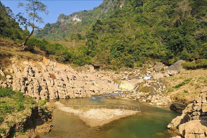 Ngay trong khu Núi mắt thần, một mỏ nước trong mát tuôn ra từ lòng núi, người dân gọi là Thác Nặm trá (tiếng Tày nghĩa là nước trà) làm cho phong cảnh nơi đây thêm phần hấp dẫn, sơn thủy hữu tình. Ảnh: Quốc Đạt - TTXVN 