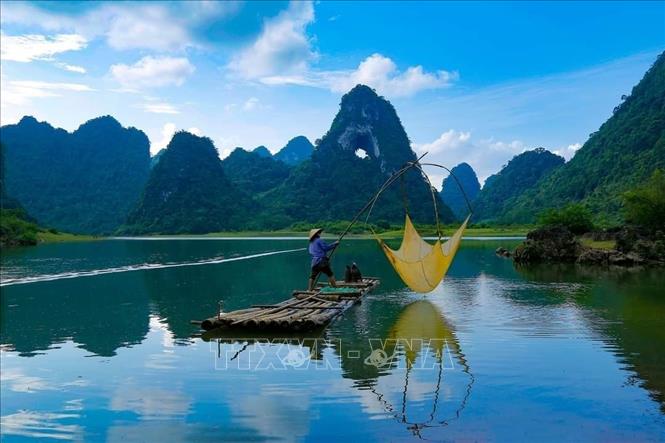 Trong ảnh: Mùa hè, nước ngập tràn dưới thung lũng, tạo thành hồ nước xanh như ngọc bích. Ảnh: TTXVN phát

