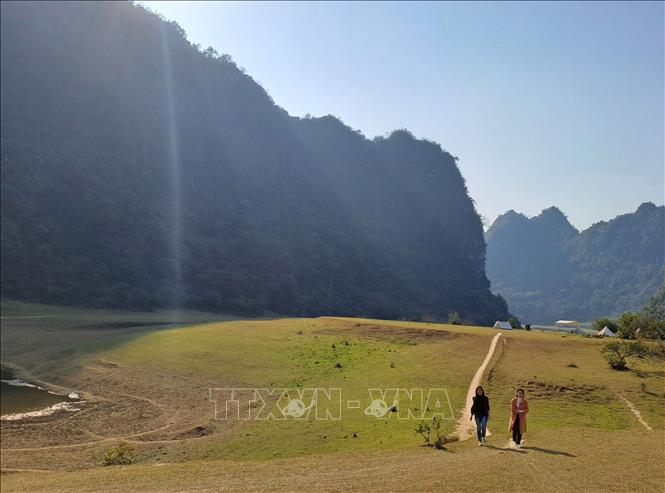 Mùa đông, hồ cạn nước, tạo thành một thảo nguyên thơ mộng trải dài ngút tầm mắt. Ảnh: Quốc Đạt - TTXVN 
