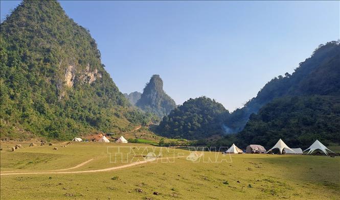Một số du khách rất thích thú khi trải nghiệm ngủ trong những lều bạt dựng trong thung lũng, nếm trải cảm giá yên tĩnh như thuở hồng hoang. Ảnh: Quốc Đạt - TTXVN