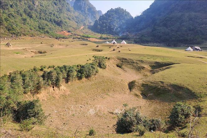 Do cấu tạo địa hình carter, nhiều lỗ hổng trong lòng đất nên mùa khô, nước trong hồ rút hết, không được bổ sung, chỉ còn trơ lại những hố thoát nước trên mặt đất. Ảnh: Quốc Đạt - TTXVN