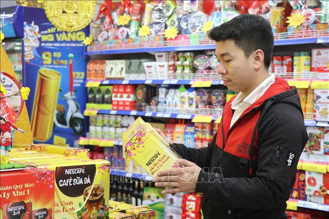 Trong ảnh: Khách hàng mua sắm Tết tại các siêu thị Thừa Thiên - Huế. Ảnh: Mai Trang - TTXVN 
