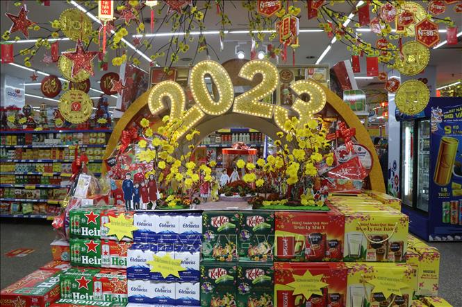 Trong ảnh: Hàng hóa bày bán phục vụ người dân mua sắm tại siêu thị Co.opmart Huế. Ảnh: Mai Trang - TTXVN