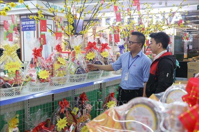 Trong ảnh: Nhiều giỏ quà Tết được bày bán tại siêu thị Co.opmart Huế. Ảnh: Mai Trang - TTXVN
