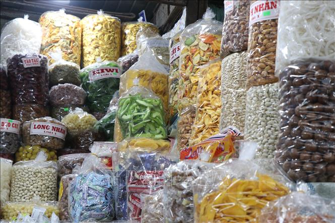 Trong ảnh: Các loại hạt, mứt phục vụ Tết bày bán tại chợ Đông Ba. Ảnh: Mai Trang -TTXVN