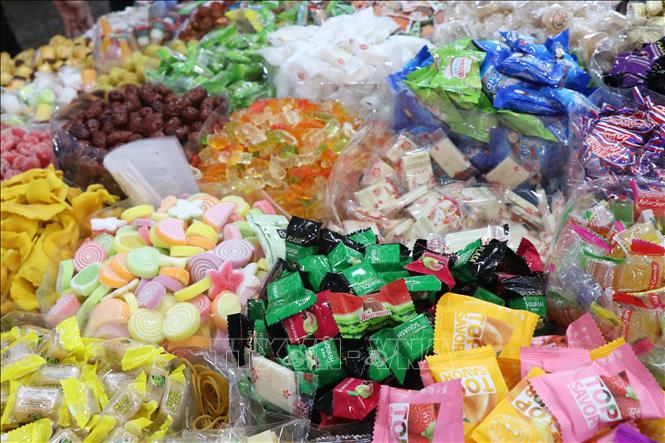 Trong ảnh: Bánh, kẹo bày bán tại chợ Đông Ba. Ảnh: Mai Trang - TTXVN