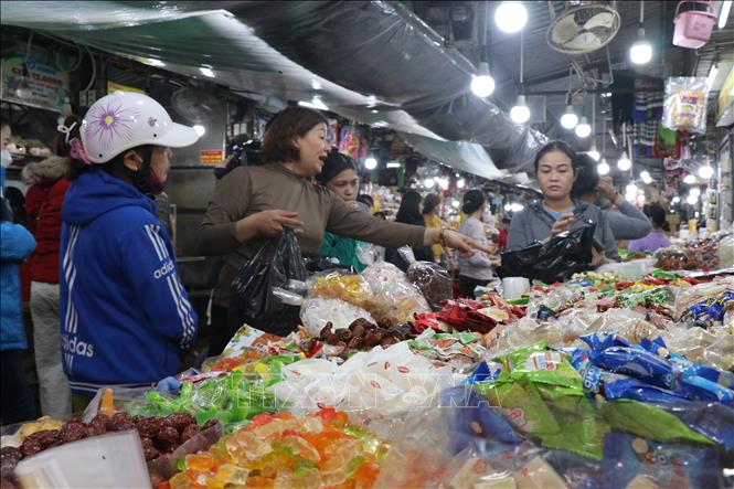 Trong ảnh: Khách mua bánh, kẹo tại chợ Đông Ba. Ảnh: Mai Trang - TTXVN