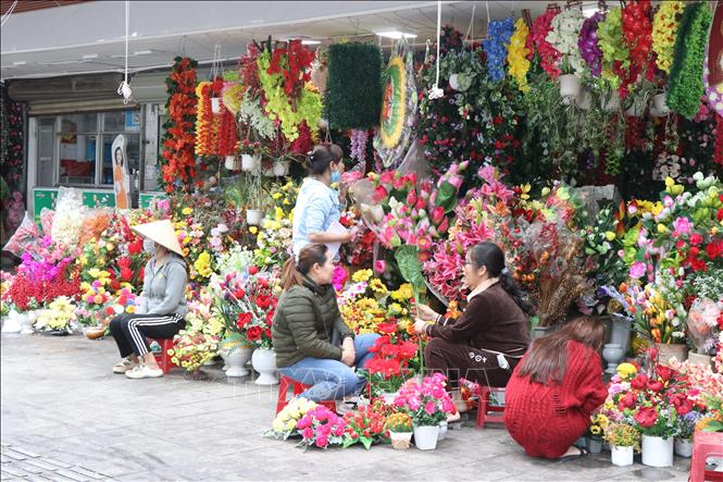Trong ảnh: Cửa hàng bán hoa trang trí Tết tại chợ Đông Ba. Ảnh: Mai Trang - TTXVN
