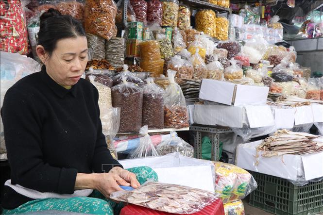 Trong ảnh: Tiểu thương chợ Đông Ba đã chuẩn bị hàng hóa phụ vụ Tết. Ảnh: Mai Trang - TTXVN