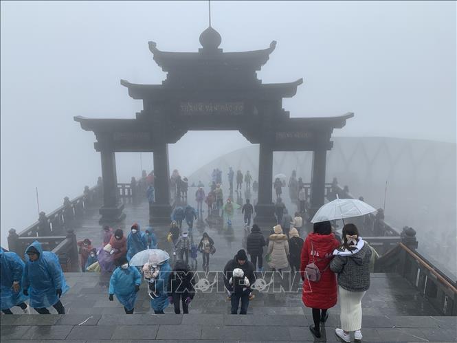 Tourists flock to Sa Pa to experience snowfall on Mount Fansipan. VNA Photo: Quốc Khánh 