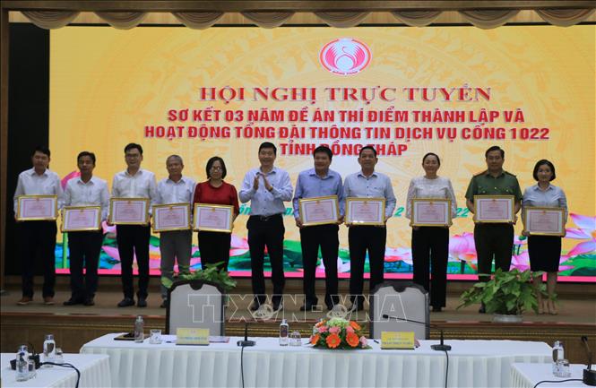 Trong ảnh: Khen thưởng các tập thể có thành tích xuất sắc trong thực hiện Đề án và hoạt động của Tổng đài thông tin dịch vụ công 1022. Ảnh: Nhựt An - TTXVN