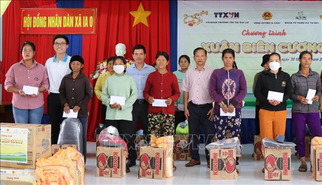 Trong ảnh: Tặng quà cho các gia đình khó khăn tại xã Ia O, huyện Ia Grai, tỉnh Gia Lai. Ảnh: Hồng Điệp - TTXVN