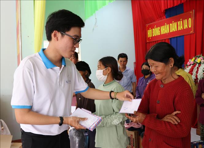 Trong ảnh: Tặng quà cho các gia đình khó khăn tại xã Ia O, huyện Ia Grai, tỉnh Gia Lai. Ảnh: Hồng Điệp - TTXVN