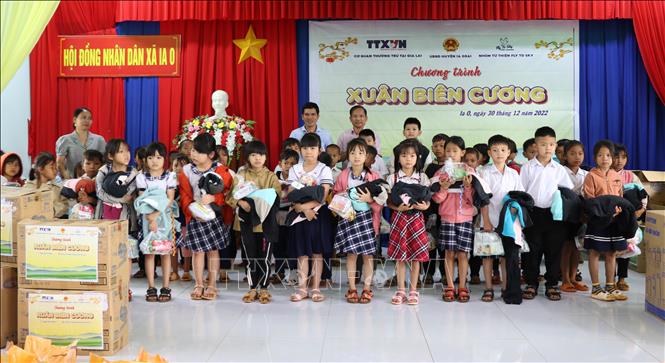 Trong ảnh: Tặng quà cho trẻ em vùng biên giới Ia O, huyện Ia Grai, tỉnh Gia Lai. Ảnh: Hồng Điệp - TTXVN