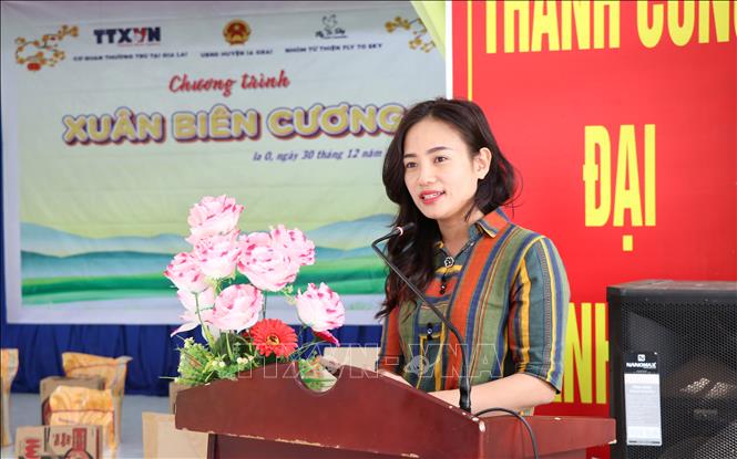 Trong ảnh: Bà Phạm Thị Hồng Điệp, Phóng viên thường trú TTXVN tại tỉnh Gia Lai phát biểu tại buổi trao tặng quà. Ảnh: TTXVN phát
