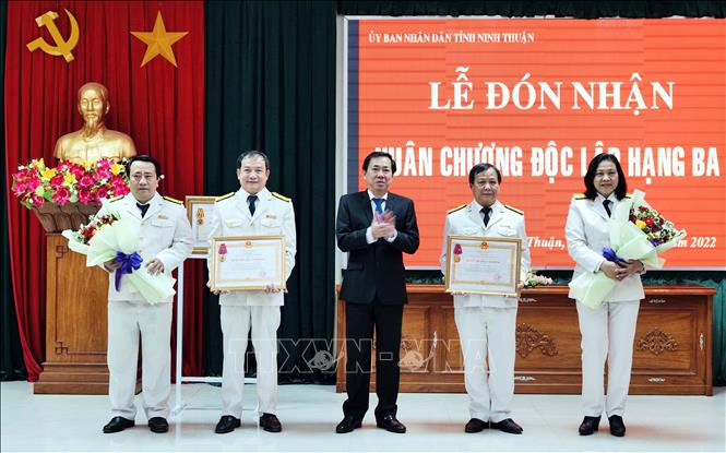 Trong ảnh: UBND tỉnh Ninh Thuận tặng Bằng khen cho các tập thể và cá nhân có thành tích xuất sắc trong thực hiện nhiệm vụ, công tác thuế năm 2022. Ảnh: Công Thử - TTXVN