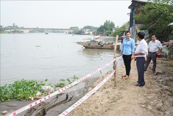 Lãnh đạo UBND huyện Trà Ôn khảo sát khu vực sạt lở. Ảnh: Lê Thúy Hằng - TTXVN