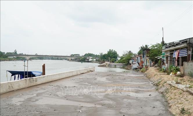 Khu vực bờ kè thị trấn Trà Ôn bị sạt lở. Ảnh: Lê Thúy Hằng - TTXVN