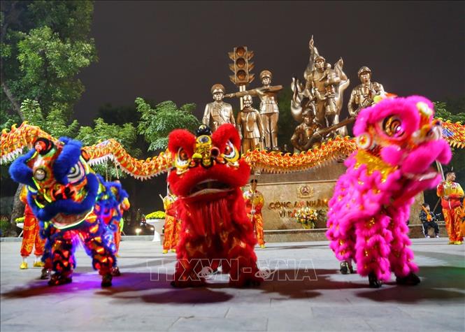 Tiết mục múa lân tại không gian phố đi bộ Trần Nhân Tông. Ảnh: Tuấn Đức - TTXVN