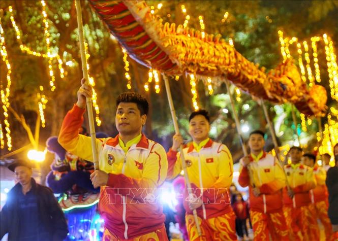 Tiết mục múa rồng tại không gian phố đi bộ Trần Nhân Tông. Ảnh: Tuấn Đức - TTXVN