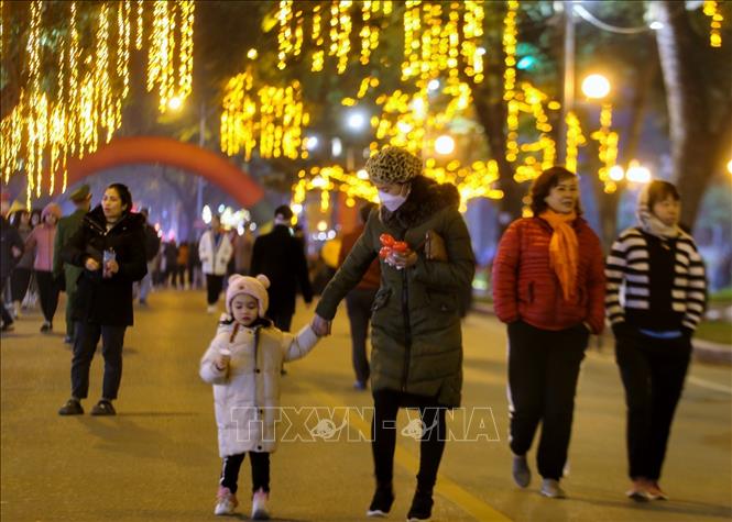 Người dân đến tham quan, trải nghiệm không gian phố đi bộ Trần Nhân Tông. Ảnh: Tuấn Đức - TTXVN