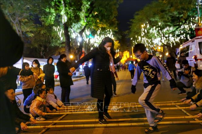 Người dân tham gia nhảy sạp tại không gian phố đi bộ Trần Nhân Tông. Ảnh: Tuấn Đức - TTXVN