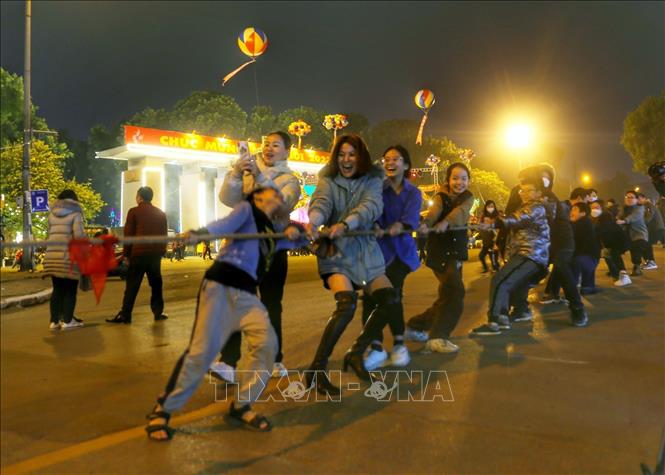 Các em nhỏ tham gia kéo co tại không gian phố đi bộ Trần Nhân Tông. Ảnh: Tuấn Đức - TTXVN