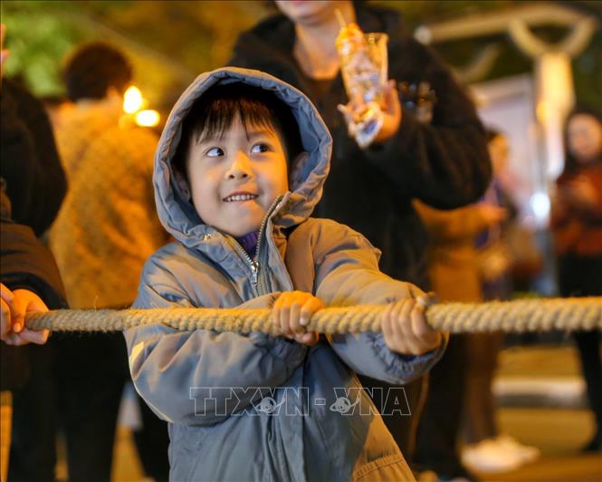 Các em nhỏ tham gia kéo co tại không gian phố đi bộ Trần Nhân Tông. Ảnh: Tuấn Đức - TTXVN