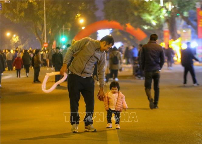 Người dân đến tham quan, trải nghiệm không gian phố đi bộ Trần Nhân Tông. Ảnh: Tuấn Đức - TTXVN