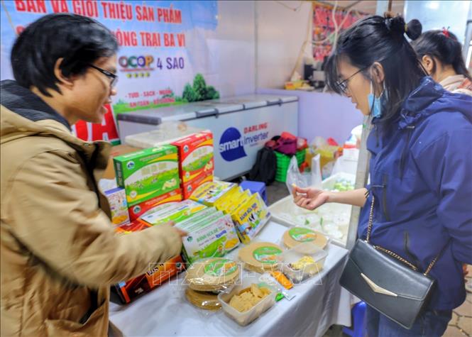 Du khách tham quan, mua sắm tại các gian hàng trong không gian phố đi bộ Trần Nhân Tông. Ảnh: Tuấn Đức - TTXVN