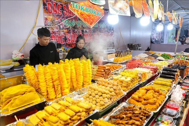 Các gian hàng ẩm thực phong phú và đa dạng. Ảnh: Tuấn Đức - TTXVN