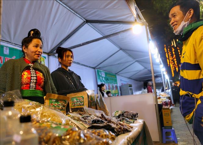 Du khách tham quan, mua sắm tại các gian hàng trong không gian phố đi bộ Trần Nhân Tông. Ảnh: Tuấn Đức - TTXVN