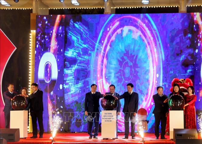 Các đại biểu ấn nút khai trương không gian phố đi bộ Trần Nhân Tông và phụ cận. Ảnh: Tuấn Đức - TTXVN