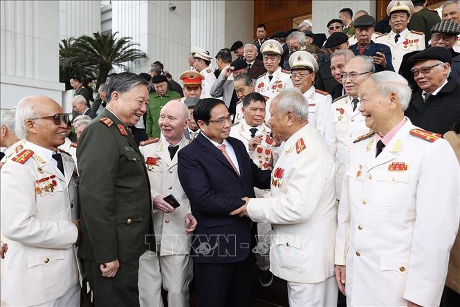 PM Pham Minh Chinh and historical witnesses from the People’s Public Security force. VNA Photo: Dương Giang