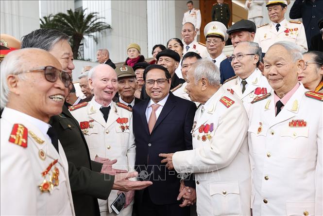 PM Pham Minh Chinh and historical witnesses from the People’s Public Security force. VNA Photo: Dương Giang