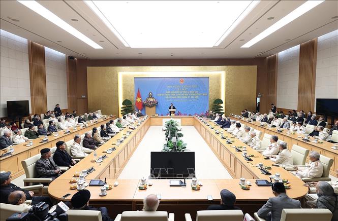PM Pham Minh Chinh meets with historical witnesses from the People’s Public Security force. VNA Photo: Dương Giang