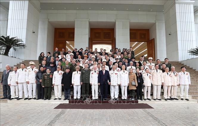 PM Pham Minh Chinh and historical witnesses from the People’s Public Security force. VNA Photo: Dương Giang