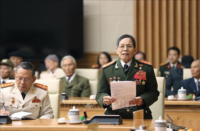 Colonel, Hero of the People's Armed Forces of Vietnam Nguyen Tri Phuong speaks at the meeting. VNA Photo: Dương Giang