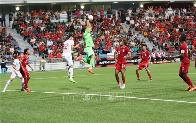 Singapore's goalkeeper works hard to keep a clean sheet. VNA Photo: Tất Đạt