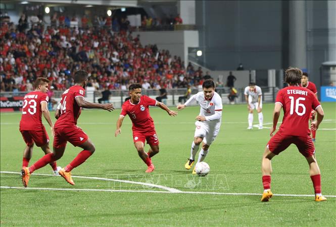 Vietnamese players can not break through the Singaporean defensive wall. VNA Photo: Tất Đạt