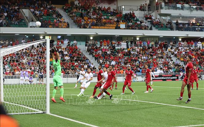 Vietnamese players can not break through the Singaporean defensive wall. VNA Photo: Tất Đạt
