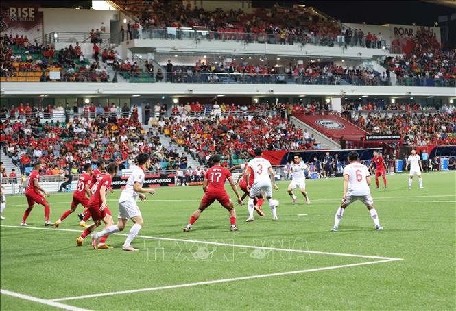 Vietnamese players can not break through the Singaporean defensive wall. VNA Photo: Tất Đạt