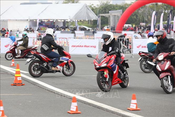 Người dân trải nghiệm các dòng xe Honda tại chương trình. Ảnh: Hoàng Hiếu - TTXVN 