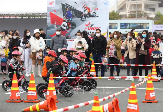 Đông đảo phụ huynh và trẻ em đến vui chơi, trải nghiệm tại chương trình. Ảnh: Hoàng Hiếu - TTXVN 