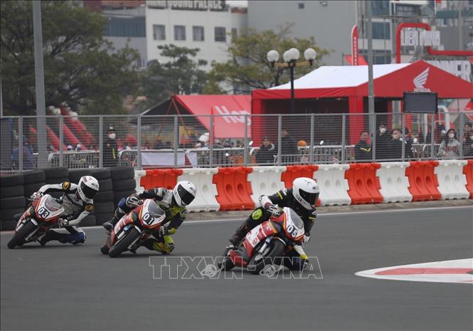 Các tay đua xe 500cc trên đường đua F1 tại chương trình. Ảnh: Hoàng Hiếu - TTXVN 