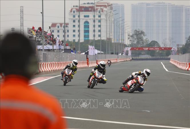 Các tay đua xe 500cc trên đường đua F1 tại chương trình. Ảnh: Hoàng Hiếu - TTXVN 