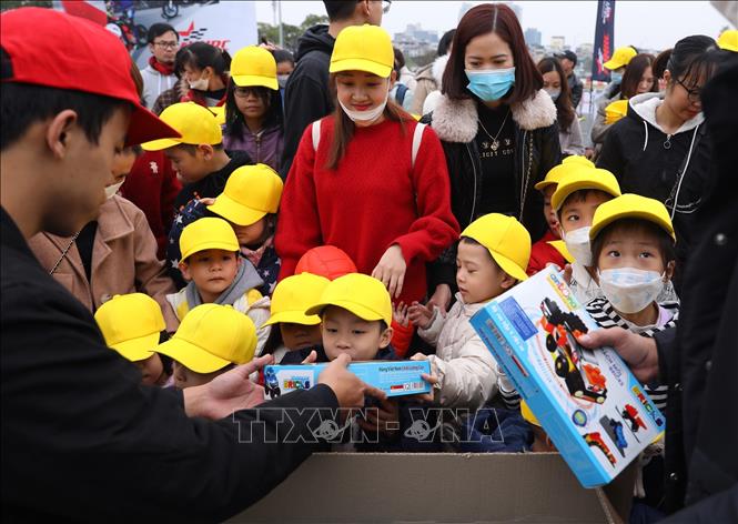 Các em đến tham dự nhận quà của Ban tổ chức. Ảnh: Hoàng Hiếu - TTXVN 